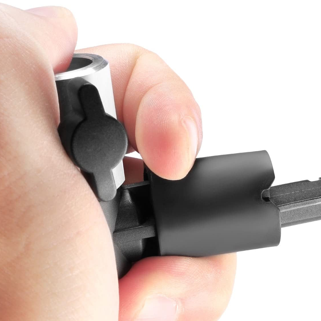 It is quite simple to use NEEWER background and reflector holder clip